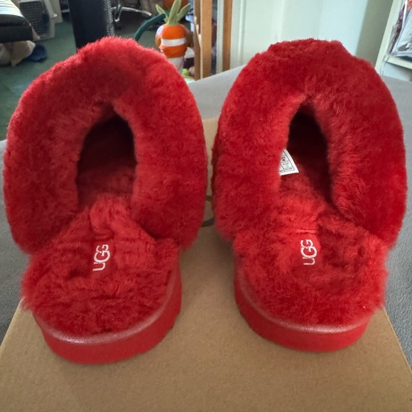 UGG Cozy II Gel Hearts Red Slipper - Women 7/Big Kids 5/EU 37 - Picture 2 of 6